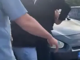 Önünü kestikleri servis sürücüsüne tehditler yağdırıp, darbetmeye çalıştılar
