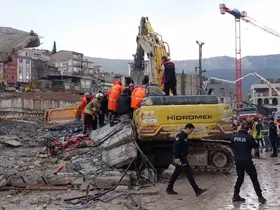 Operatör enkaz altında kaldı: 1 yaralı

