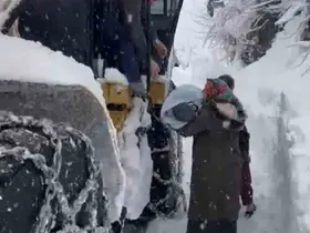 Ordu’da hastalanan bebek, kardan kapanan yolda iş makinesi ile taşındı
