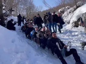 Ordu’da kar yağışı eğlenceye dönüştü: 150 kişi aynı anda kaymaya çalıştı

