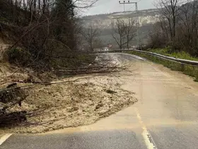 Ordu’da Ünye-Kumru bağlantı yolunda heyelan
