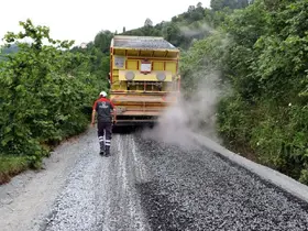 Ordu’nun kırsal mahallelerinde sıcak asfalt çalışmaları
