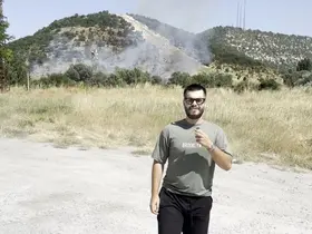 Orman yangını görüntülerken gazeteci gibi anons çekti, olayı heyecan içinde anlattı
