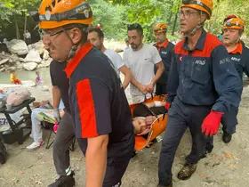 Ormanda yürüyüş yaparken kayalıklardan dere yatağına düştü
