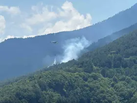 Ormanlık alanda çıkan yangına havadan ve karadan müdahale
