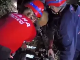 Ormanlık alanda mahsur kalan kişi ekiplerin çalışmasıyla kurtarıldı
