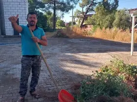 Örnek muhtar caminin bakım ve temizliğini tek başına yaptı
