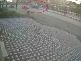 Orta refüje çarpan hafriyat kamyonunun devrildiği anlar kamerada
