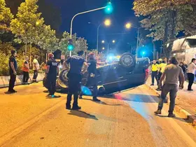 Orta refüje çarpan otomobil takla attı: 1 yaralı
