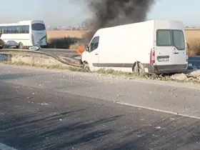 Orta refüje giren panelvan araç alev aldı: 1 yaralı
