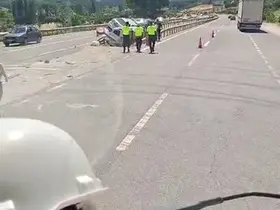 Orta refüje saplanan iki araç bariyerlerin arasında sıkıştı
