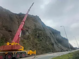 Örümcek adamlar yamaçları çelik ağlarla örüyor
