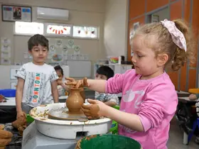 Osmangazi Belediyesi kreşlerinde çocuklar toprağa şekil verdi
