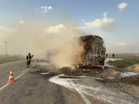Osmaniye’de anız yangını seyir halindeki saman yüklü tıra sıçradı
