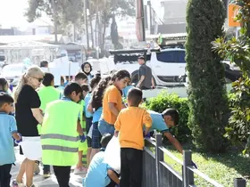 Osmaniye’de öğrenciler caddede yere atılan sigara izmaritlerini topladı
