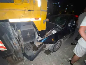 Osmaniye’de otomobil park halindeki vince çarptı: 1 yaralı
