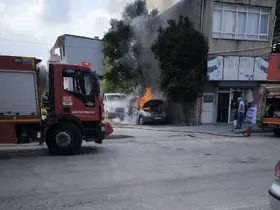 Osmaniye’de park halindeki hafif ticari araç yandı
