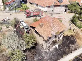 Ot yangınının sıçradığı ahşap ev ve aracı küle dönmekten itfaiye ekipleri kurtardı
