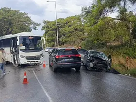Otel servis midibüsü ile otomobil çarpıştı: 1 yaralı
