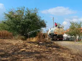 Otluk alanda çıkan yangın köy evlerine sıçramadan söndürüldü
