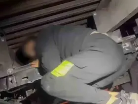 Oto kurtarıcıya yapılan gizli bölmede 2 düzensiz göçmen yakalandı
