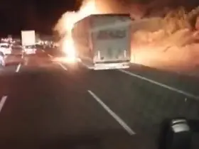 Otobanda tır yandı, patlama anı kamerada
