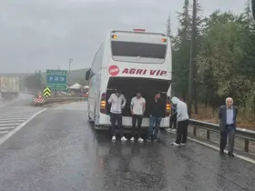 Otobüsler çarpıştı, yolcular ıslanmamak için bagaj kapaklarını açtılar
