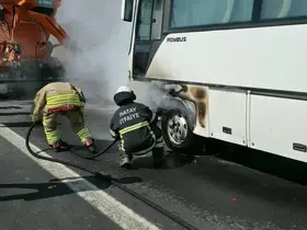 Otobüste çıkan yangını itfaiye ekipleri büyümeden söndürdü
