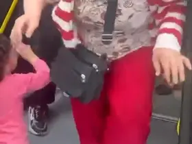 Otobüste kadınlar yer kavgasında şoförün kolunu ısırdı
