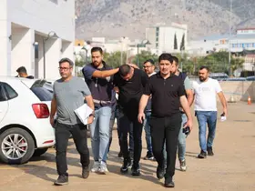 Otomatik silahla galeriye saldıran şüpheliler tutuklandı

