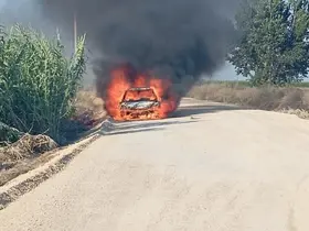 Otomobil alev alev yandı
