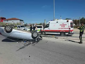 Otomobil aydınlatma direğine çarpıp ters döndü, sürücü yaralandı
