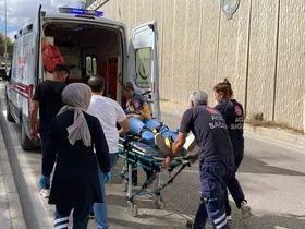Otomobil aydınlatma direğine çarptı: 3 yaralı
