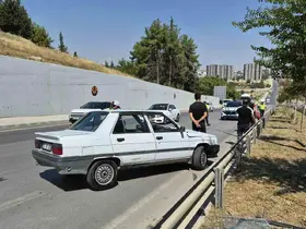 Otomobil bariyerlere çarptı: 2 yaralı
