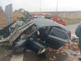 Otomobil bariyerlere saplandı; 1’i ağır 2 kişi yaralandı
