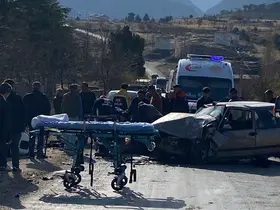Otomobil hafif ticari araçla çarpıştı: 3 yaralı

