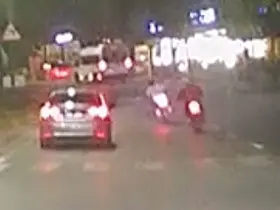 Otomobil ile 2 motosiklet yarış yaparak trafiği tehlikeye düşürdü
