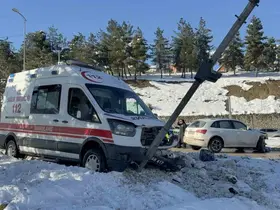 Otomobil ile ambulans çarpıştı: 2 yaralı
