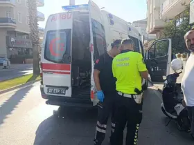Otomobil ile çarpışan motosikletli yaralandı: Kaza anı güvenlik kamerasında

