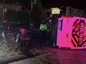 Otomobil ile çarpışan servis minibüsü devrildi: 1 yaralı
