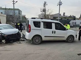 Otomobil ile hafif ticari araç çarpıştı: 1 yaralı
