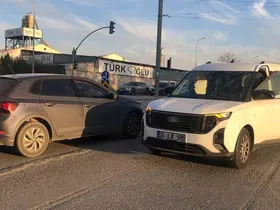 Otomobil ile hafif ticari araç çarpıştı: 6 yaralı
