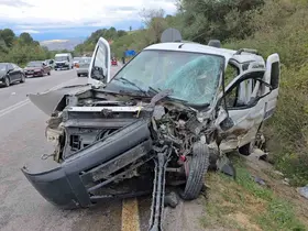 Otomobil ile hafif ticari araç kafa kafaya çarpıştı: 2 yaralı
