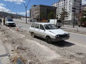 Otomobil ile kamyonet çarpıştı: 1 yaralı
