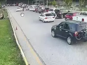 Otomobil ile motosiklet çarpıştı
