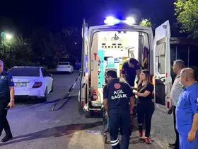 Otomobil kaldırım kenarında oturan kişiye çarptı: 1 ağır yaralı
