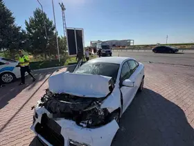 Otomobil kamyona arkadan çarptı: Aynı aileden 5 kişi yaralandı
