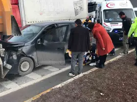 Otomobil, kırmızı ışıkta bekleyen tıra çarptı: 1 yaralı
