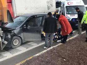Otomobil, kırmızı ışıkta bekleyen tıra çarptı: 1 yaralı