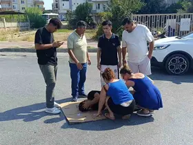 Otomobil motosiklete çarptı, otomobildeki yolcu yaralıyı bırakıp gazeteciyle uğraştı
